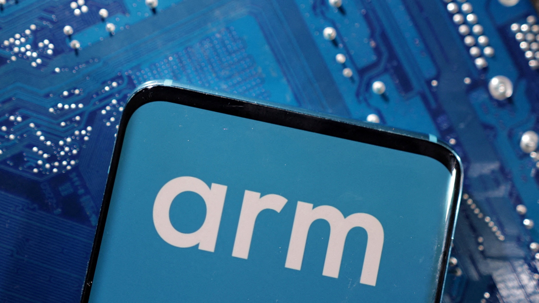 Apple, Samsung, Intel, and Nvidia will invest in British chipmaker Arm’s world-record IPO, according to a report.-thumnail
